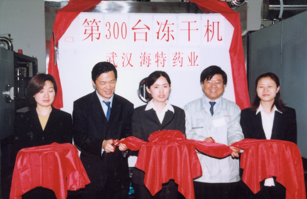 2002年12月第300臺凍干機(jī)下線.jpg